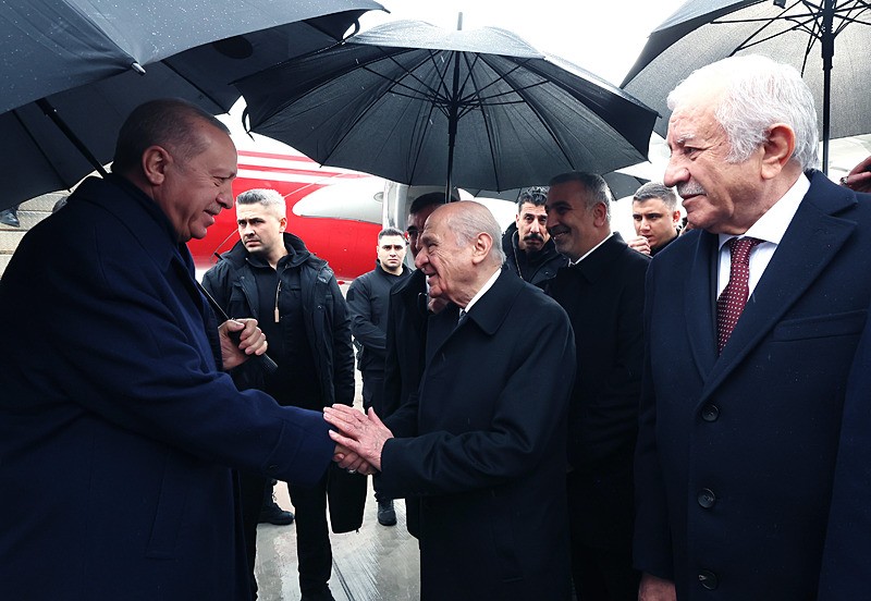 Recep Tayyip Erdoğan, 455 Bininci Afet Konutu Kura Çekimi, Anahtar Teslimi ve Yapımı Tamamlanan Yatırımların Toplu Açılış Töreni'ne katılmak üzere Hatay'a geldi. Cumhurbaşkanı Erdoğan'ı burada MHP Genel Başkanı Devlet Bahçeli karşıladı (AA)