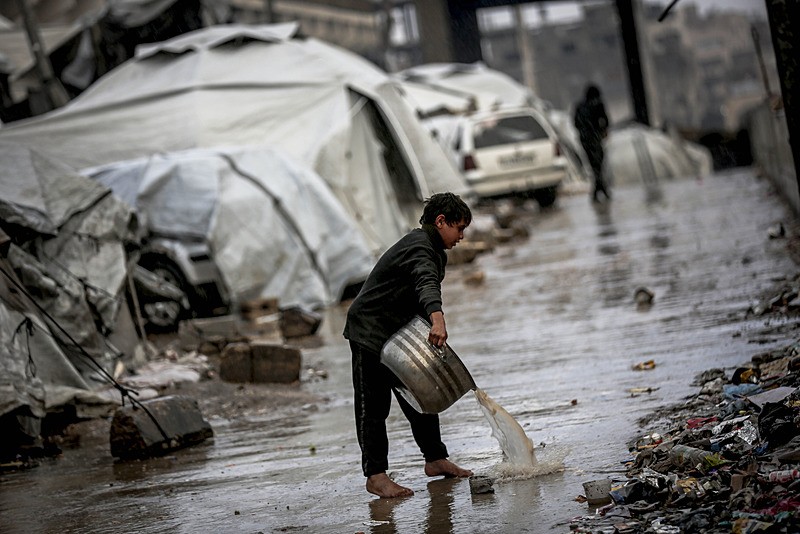Gazze’de kış şartları Filistinlilerin yaşamını zorlaştırıyor (AA)