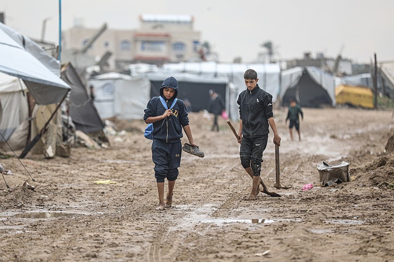 Gazze’de kış şartları Filistinlilerin yaşamını zorlaştırıyor (AA)