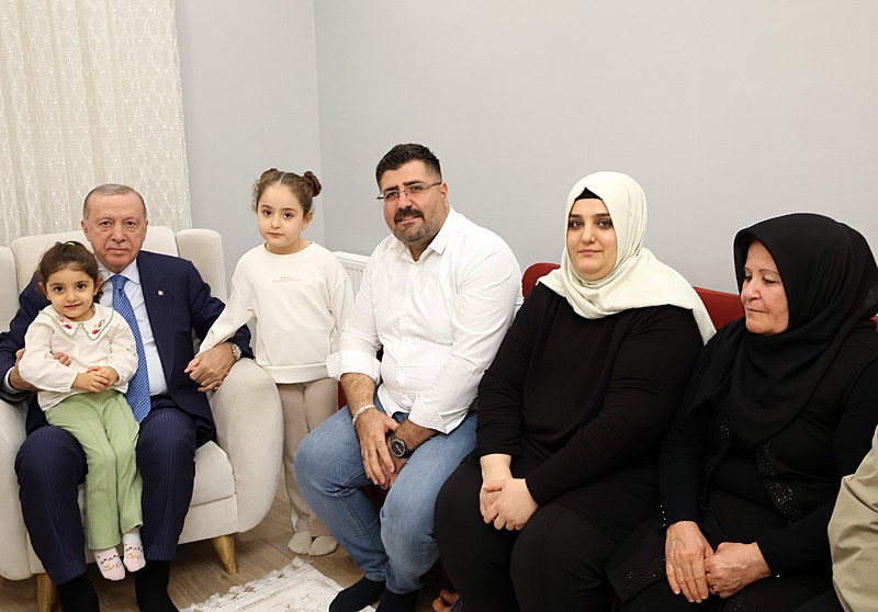 Başkan Erdoğan, MHP Genel Başkanı Devlet Bahçeli ile birlikte Hatay'da depremzede Karakuş ailesini yeni evlerinde ziyaret etti