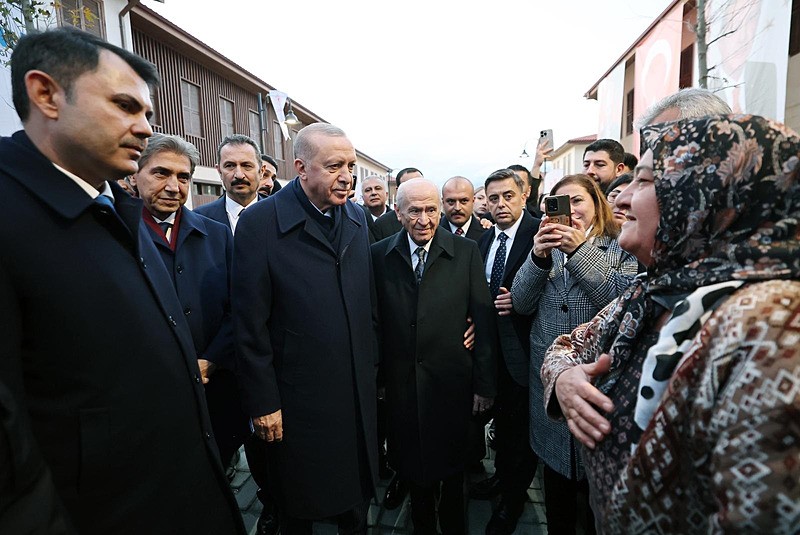 Başkan Erdoğan MHP Genel Başkanı Devlet Bahçeli ve bakanlarla birlikte yapımı tamamlanan Kemalpaşa Caddesi'nde incelemelerde bulundu