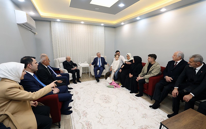 Başkan Erdoğan, MHP Genel Başkanı Devlet Bahçeli ile birlikte Hatay'da depremzede Karakuş ailesini yeni evlerinde ziyaret etti.