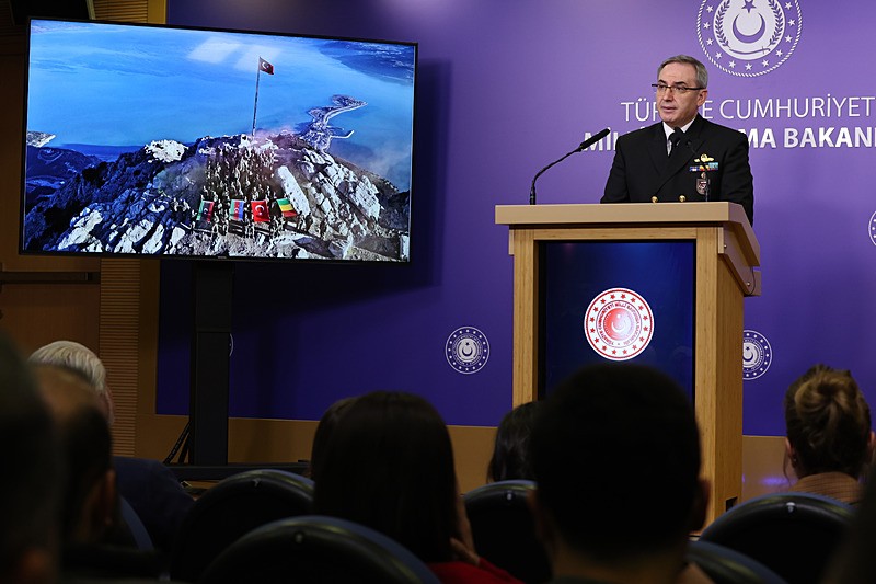 Milli Savunma Bakanlığı'ndan (MSB) yapılan açıklamada Türkiye'nin, Suriye hükümetiyle ʺTek Devlet, Tek Orduʺ ilkesi doğrultusunda yakın iş birliğini sürdürdüğü vurgulanarak ʺSuriye hükümeti birlik ve bütünlüğü için bir inisiyatif almaya karar verirse Türkiye ona destek olacaktırʺ denildi (İHA)