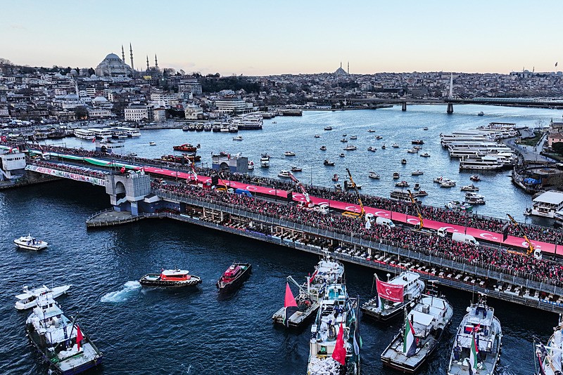 İstanbul Filistin'e destek için Galata Köprüsü'ne akın etti