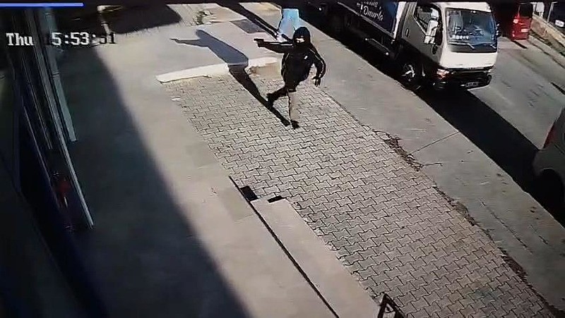 Arnavutköy'de 14 yaşındaki çocuk markete ateş açtı