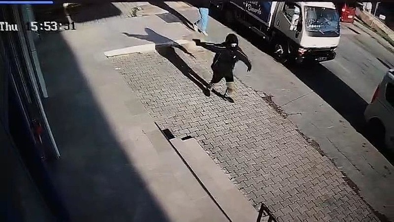 Arnavutköy'de 14 yaşındaki çocuk markete ateş açtı