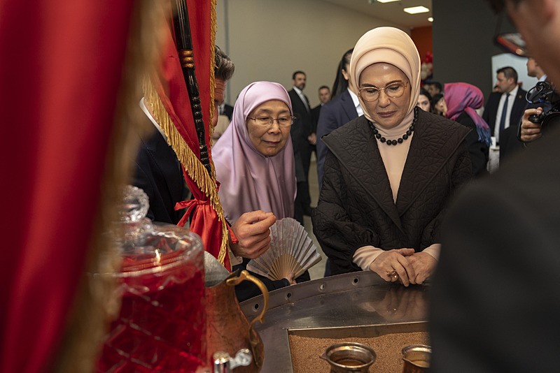 emine-erdogan-malezya-basbakaninin-esi-wan-azizah-ismail-ile-bir-araya-geldi-1767813675891.jpeg Emine Erdoğan Malezya Başbakanı'nın eşi Wan Azizah İsmail ile bir araya geldi!-4