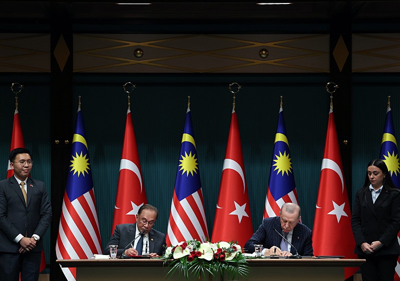 malezya-ile-7-anlasma-imzalandi-baskan-erdogana-ovgu-dolu-sozler-islam-dunyasinin-lideri-1767803905814.jpeg Malezya ile 7 anlaşma imzalandı! Başkan Erdoğan'a övgü dolu sözler: "İslam dünyasının lideri"-5