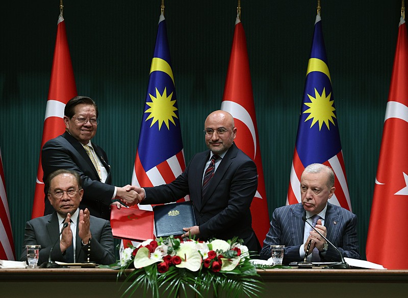 malezya-ile-7-anlasma-imzalandi-baskan-erdogana-ovgu-dolu-sozler-islam-dunyasinin-lideri-1767803909389.jpeg Malezya ile 7 anlaşma imzalandı! Başkan Erdoğan'a övgü dolu sözler: "İslam dünyasının lideri"-8