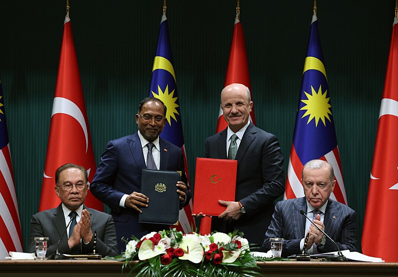 malezya-ile-7-anlasma-imzalandi-baskan-erdogana-ovgu-dolu-sozler-islam-dunyasinin-lideri-1767803910215.jpeg Malezya ile 7 anlaşma imzalandı! Başkan Erdoğan'a övgü dolu sözler: "İslam dünyasının lideri"-10