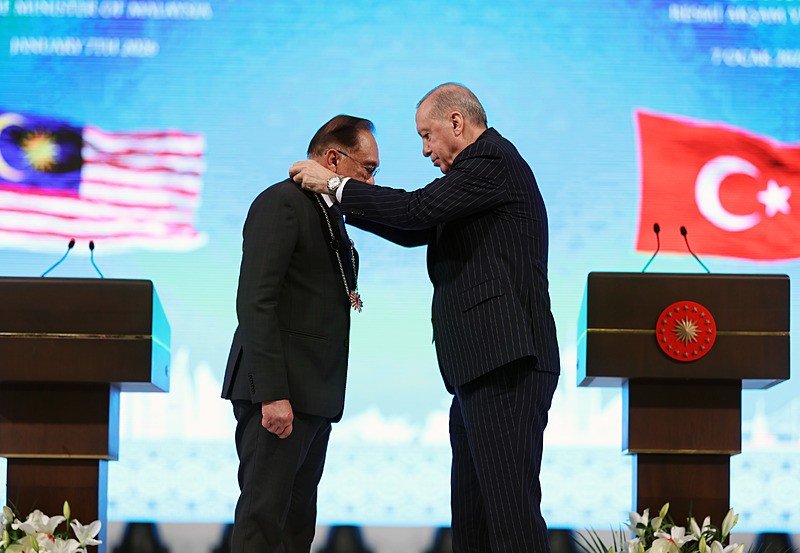 malezya-ile-7-anlasma-imzalandi-baskan-erdogana-ovgu-dolu-sozler-islam-dunyasinin-lideri-1767809171458.jpeg Malezya ile 7 anlaşma imzalandı! Başkan Erdoğan'a övgü dolu sözler: "İslam dünyasının lideri"-7