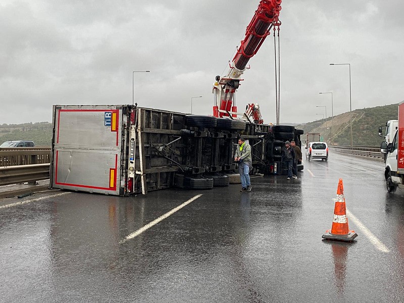 Fırtına Kuzey Marmara'da tır devirdi: O anlar kamerada-2