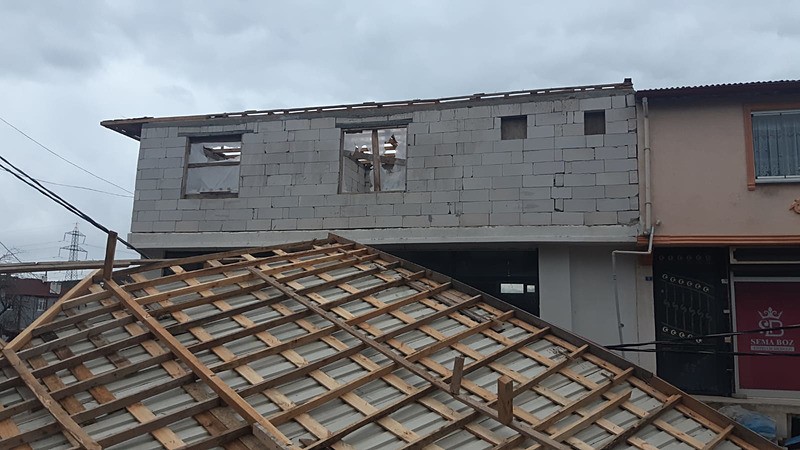 Şiddetli fırtına hasara neden oldu! Kocaeli’de 5 okulda eğitime ara verildi-2