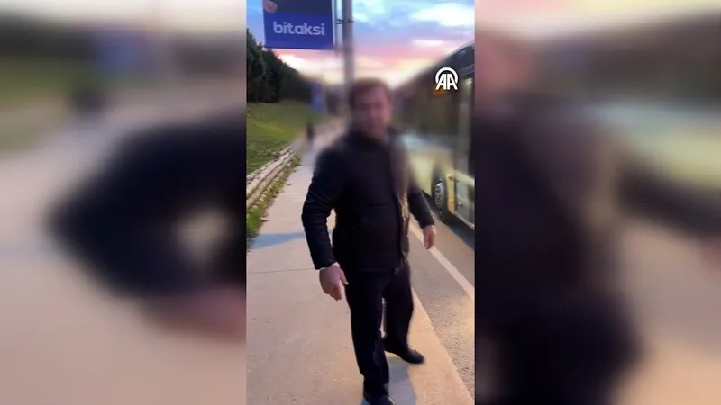 Biri yolcu indirip dövdü diğeri camdan atlayıp kavgaya girdi! İETT teröründe son durak Üsküdar: Magandalık anları kamerada-4