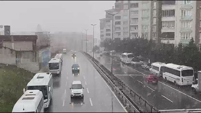 İstanbul'da kar: Beylikdüzü ve Çamlıca Tepesi'nden görüntüler | 18 Ocak 2026 hava durumu raporu-6