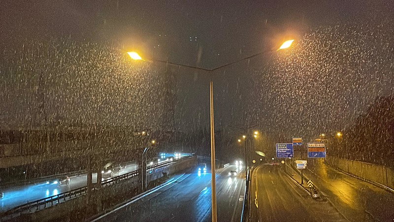 İstanbul'un yüksek kesimlerinde yer yer kar yağışı | Beylikdüzü ve Çamlıca Tepesi'nde beyaza büründü-5