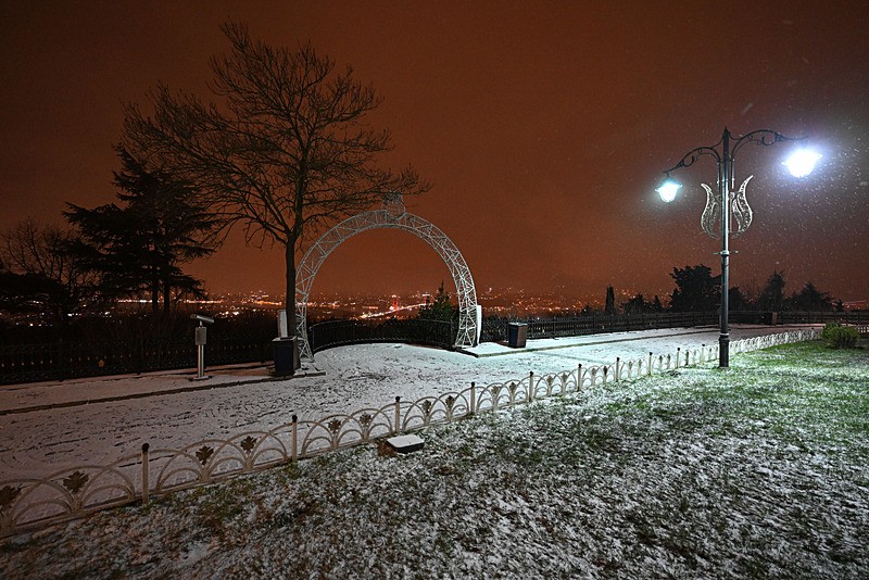 İstanbul'un yüksek kesimlerinde yer yer kar yağışı | Beylikdüzü ve Çamlıca Tepesi'nde beyaza büründü-4