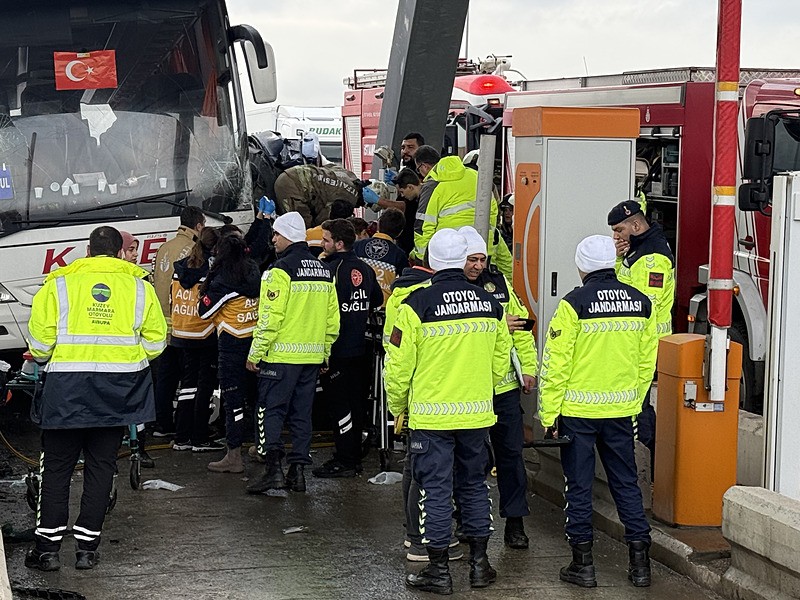 Kınalı gişelerinde feci kaza: Yolcu otobüsünün çarptığı otomobil ezildi-2