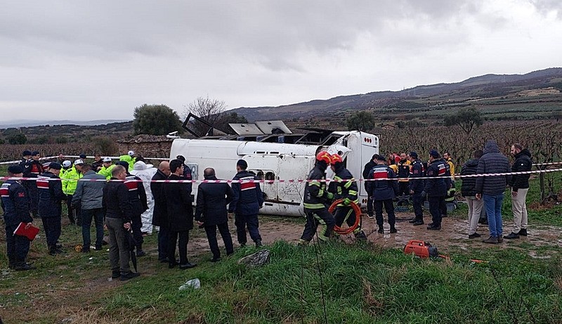 denizlide-memur-servisi-devrildi-25-yarali-1769497067828.jpeg Denizli'de memur servisi devrildi: Hemşire Kadriye Koçan hayatını kaybetti-4