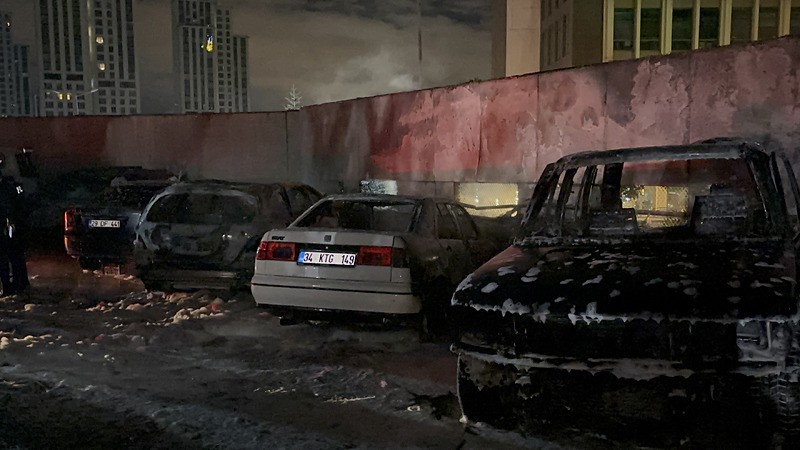 sariyerde-supheli-yangin-5-arac-alevlere-teslim-oldu-1769830725809.jpeg Sarıyer'de şüpheli yangın: 5 araç alevlere teslim oldu-3