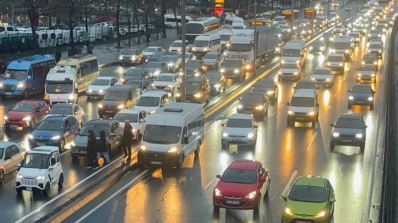İstanbul'da yarıyıl tatili sonrası ilk iş günü trafiği! Yoğunluk yüzde 80'i aştı-2