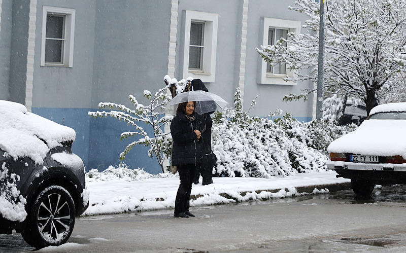 meteorolojiden-53-ile-sari-ve-turuncu-kodlu-uyari-istanbulda-karla-karisik-yagmur-1770003580219.jpeg 53 ile kodlu uyarı: Soğuk hava Trakya hattından geldi! İstanbul'a yağış uyarısı-17