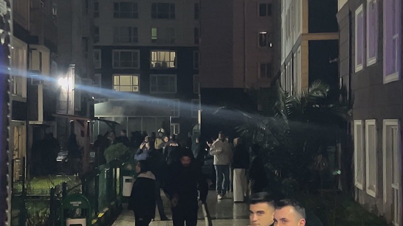 Esenyurt'ta 14 katlı binada gece yarısı yangın paniği! 4 kişi dumandan etkilendi-3