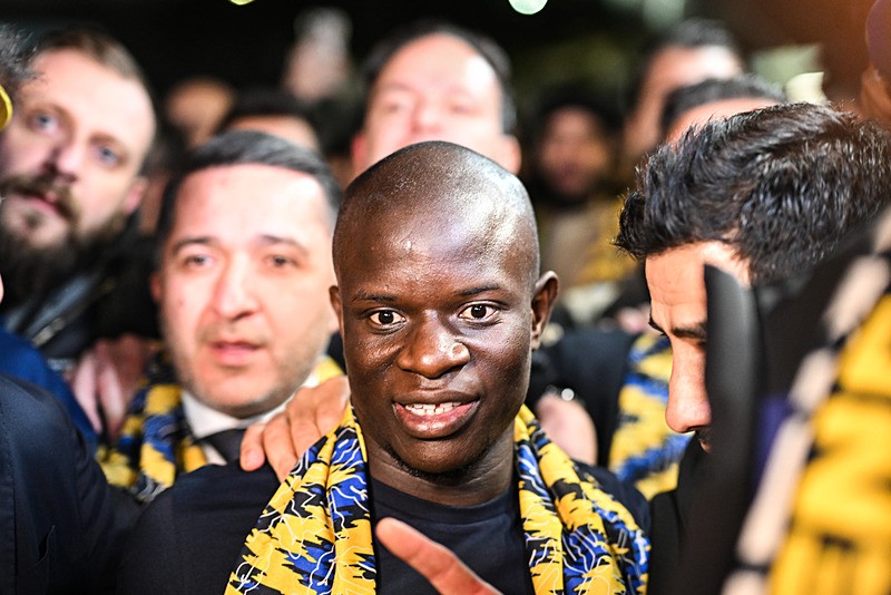Fenerbahçe'nin yeni transferi N'Golo Kante İstanbul'a geldi! Taraftara seslendi: "Selamünaleyküm"-3