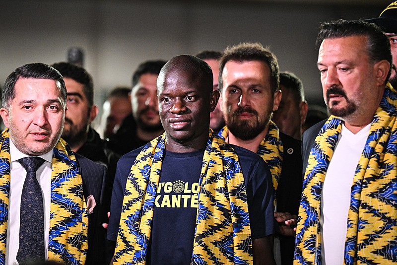 Fenerbahçe'nin yeni transferi N'Golo Kante İstanbul'a geldi! Taraftara seslendi: "Selamünaleyküm"-4