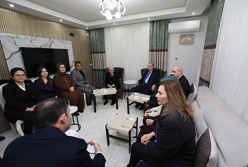 Cumhur Osmaniye'de! Başkan Erdoğan ve Bahçeli asrın felaketinin yıl dönümünde depremzede aileyi ziyaret etti-4