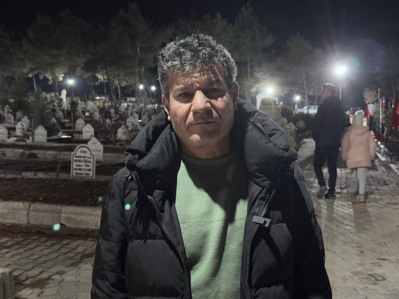 Enkaz altındaki kızı Irmak Leyla Hançer'in elini tutan baba Mesut Hançer konuştu: Bu acı tarif edilebilecek acı değil-4