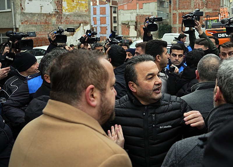 İBB Bayrampaşa'da "enkazdan" çıkamadı: Hem AK Parti hem vatandaş tepki gösterdi-4