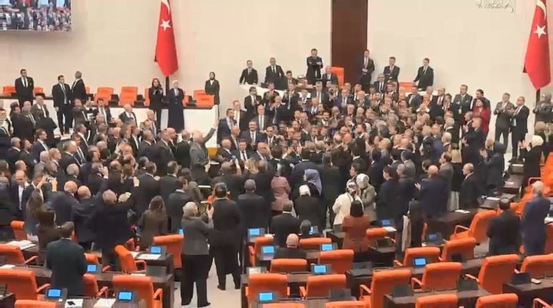 CHP’nin ikiyüzlü siyaseti: Tenhada tebrik kürsüde saldırı! Talimat nereden geldi?-1