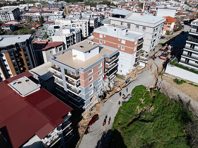 izmirde-korku-dolu-anlar-istinat-duvari-coktu-3-bina-tahliye-edildi-6-arac-zarar-gordu-1771064263704.jpeg İzmir'de korku dolu anlar: İstinat duvarı çöktü 3 bina tahliye edildi 6 araç zarar gördü-3