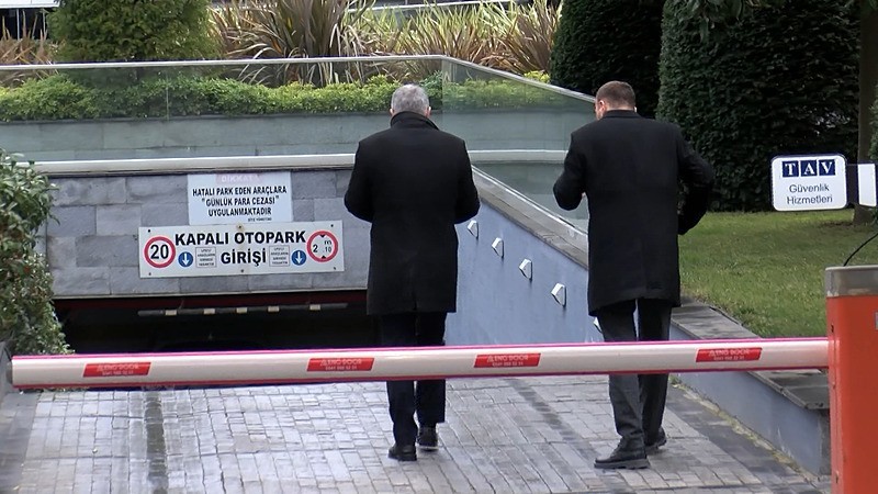 bakirkoydeki-30-milyon-dolarlik-soygun-sistem-isi-mi-sorusturma-cift-koldan-suruyor-tac-dovizden-kacirilan-par-1771152523003.jpeg Bakırköy'deki 30 milyon dolarlık soygun "SİSTEM" işi mi? Soruşturma çift koldan sürüyor | Taç Döviz'den kaçırılan paralar ve İBB bağlantısı-4