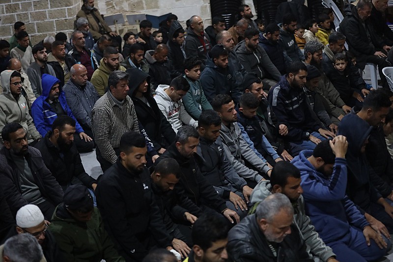 Gazze'de yıkımın gölgesinde ilk teravih namazı kılındı!-5