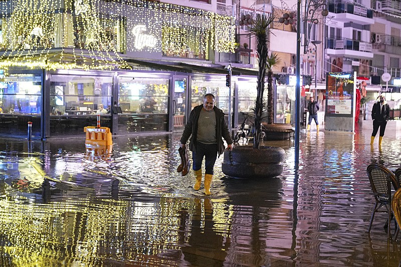 İzmir'deki alt yapı problemleri vatandaşı isyan ettirdi | Sokaklar göle döndü-3