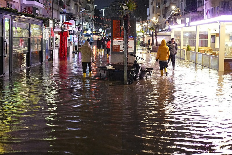 İzmir'deki alt yapı problemleri vatandaşı isyan ettirdi | Sokaklar göle döndü-4