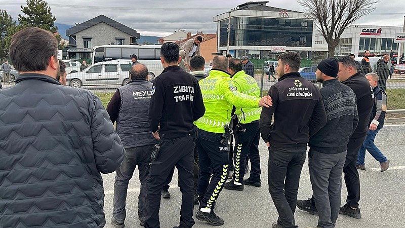 boluda-ortalik-karisti-once-kaza-sonra-kavga-7-yarali-2-gozalti-1771404433672.jpeg Bolu'da ortalık karıştı: Önce kaza sonra arbede! 7 yaralı 2 gözaltı-3