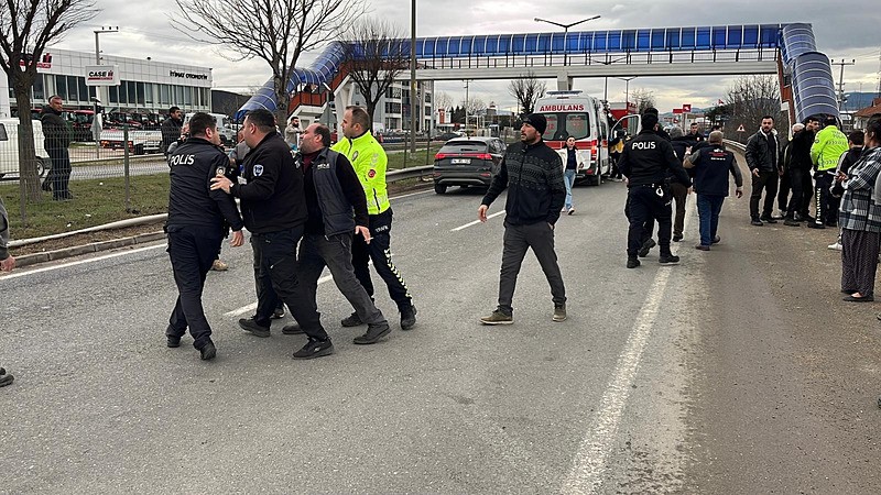 boluda-ortalik-karisti-once-kaza-sonra-kavga-7-yarali-2-gozalti-1771404451141.jpeg Bolu'da ortalık karıştı: Önce kaza sonra arbede! 7 yaralı 2 gözaltı-4