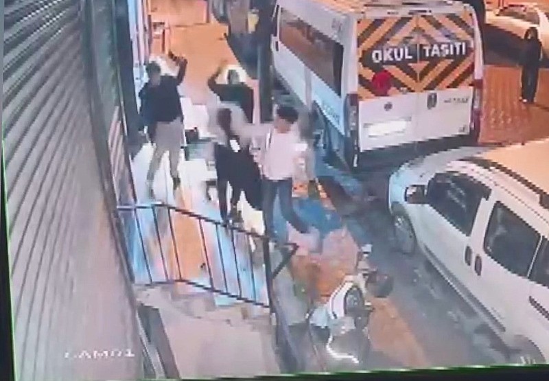 Sultangazi'de bıçaklı satırlı dehşet: Apartman önünde bekleyen çocuklara böyle saldırdılar!-3