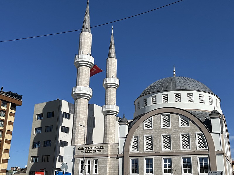 baskan-erdogan-cuma-namazini-ornek-mahallesi-merkez-camisinde-kildi-1771590846218.jpeg Başkan Erdoğan, cuma namazını Örnek Mahallesi Merkez Camisi'nde kıldı-3