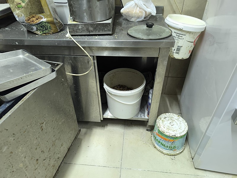 sakaryada-tatli-imalathanesinde-tepki-ceken-goruntu-ayagiyla-hamur-cignedi-isletme-muhurlendi-1771579126936.jpeg Sakarya'da tatlı imalathanesinde tepki çeken görüntü: Ayağıyla hamur çiğnedi | İşletme mühürlendi-4