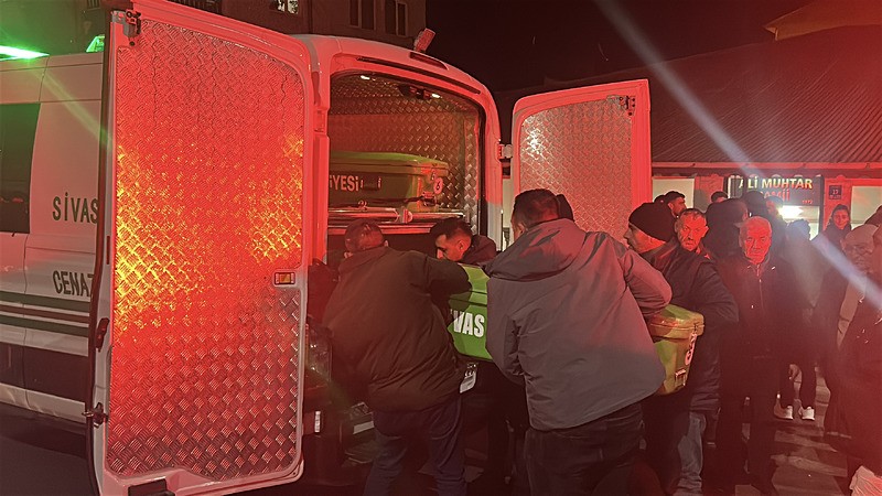 Sivas'ta teravih namazı giderken otomobilin çarptığı kayınvalide ile gelin hayatını kaybetti-4