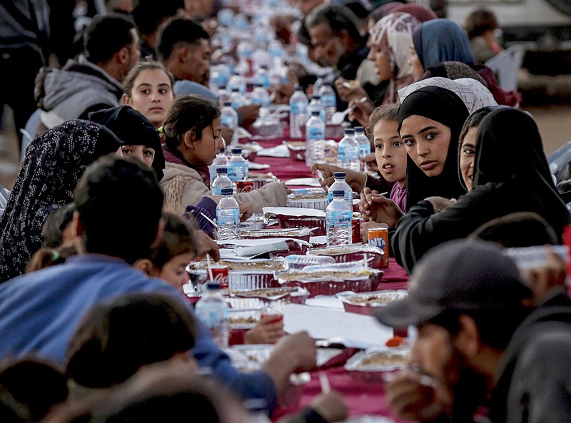 Gazze’de Ramazan dayanışması: Yerinden edilmiş Filistinliler iftar masasında buluştu-3