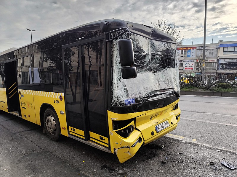 unkapaninda-3-iett-otobusu-kazaya-yapti-1771666373093.jpeg Unkapa'nında 3 İETT otobüsü kazaya yaptı-2