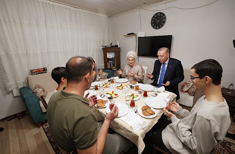 Milletin adamı! Kayacık ailesi iftarda ağırladıkları Başkan Erdoğan'ın samimiyetini anlattı: Hayal edemezdik soframıza geldi-3