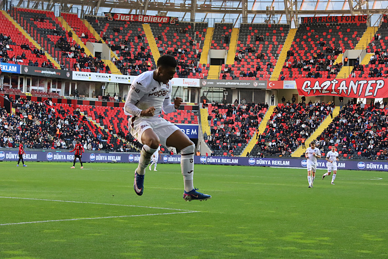 gaziantep-fk-trabzonspor-canli-1771770345532.jpeg 5 dakikada zafer! Gaziantep FK - Trabzonspor: 1-2 | MAÇ SONUCU-3