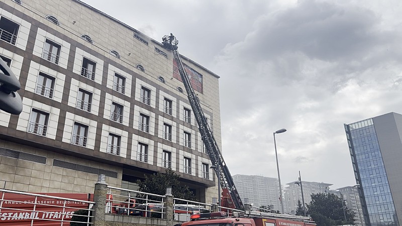 Merter Polisevi'nin çatısında çıkan yangının nedeni araştırılıyor: İstanbul İl Emniyet Müdürü Selami Yıldız olay yerinde-3