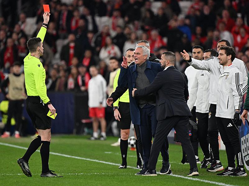 Mourinho'dan flaş hareket! Maçı otobüste izledi-2